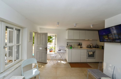 Hydra Apartment | Hydra studio with patio 250 meters up from port