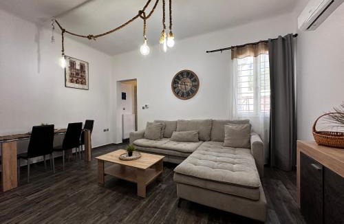 Kolokinthou Apartment | Iliana 6 min walk to Metro