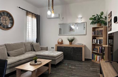 Kolokinthou Apartment | Iliana 6 min walk to Metro