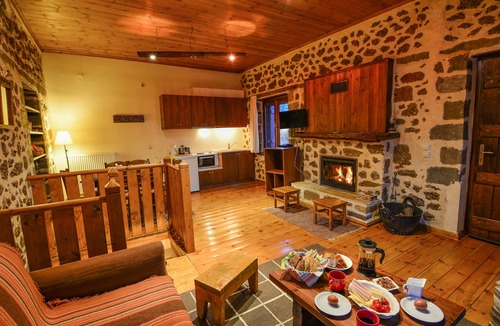 Mesaia Trikala House | Irida, two bedroom traditional stone house