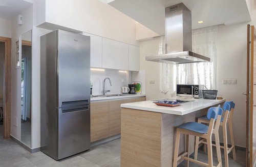 Kokinos Pirgos Apartment | Iris Suite | Beachfront Getaway