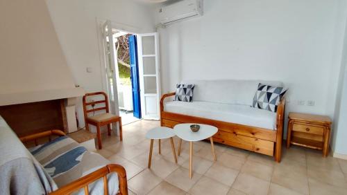 Livadi House | Julia's Seaside Apartment, Leivadakia Serifos