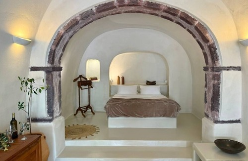 Oia Hotel | Junior Cave House with Shared Garden and Plunge Pool