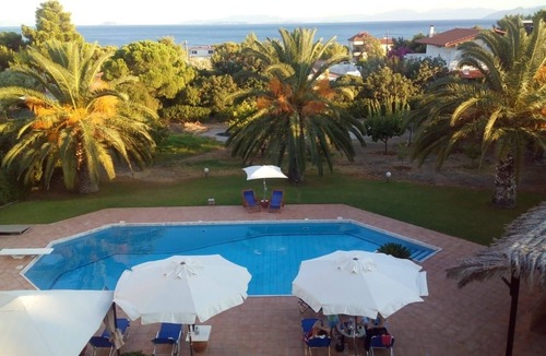 Bralos Cottage | Kinetious Nisous Stylish Apt, Pool, near the Beach