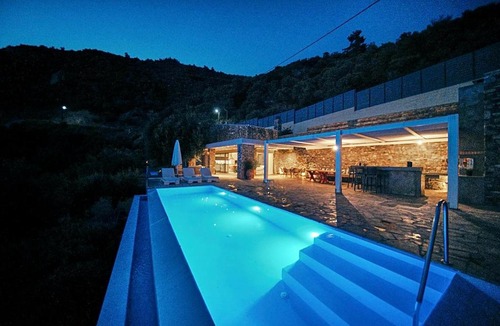 Melinta House | La Bella Villa - Cliffside Infinity Pool and Sunsets