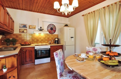 Dhrakata House | La Nonna Efrosini.Traditional maisonette