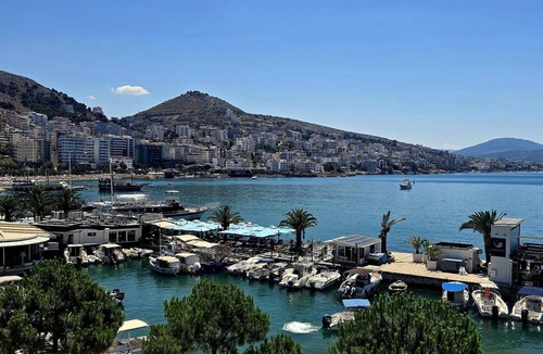 Qender Hotel | Lion Gate Hotel