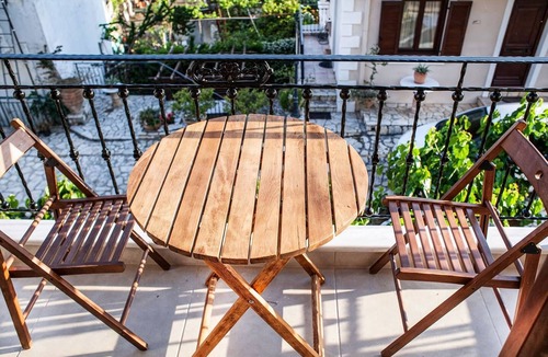 Gefira Mpania House | Lithos House & Spa | Luxury | Heated Spa | Old Town Nafpaktos | No Car Needed