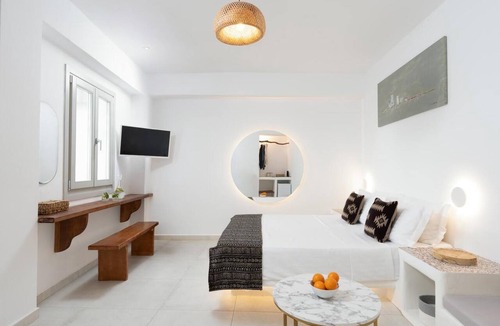 Fira Hotel | Lumera Suites Firostefani – Jacuzzi & Sea Views