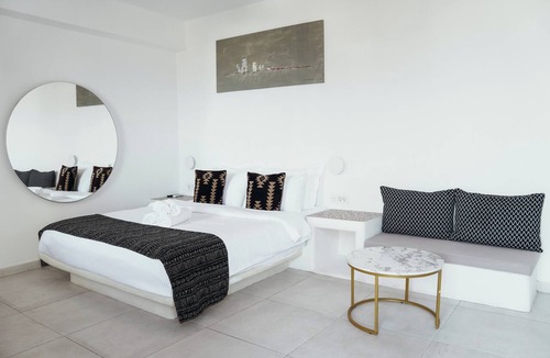 Fira Hotel | Lumera Suites Firostefani – Jacuzzi & Sea Views