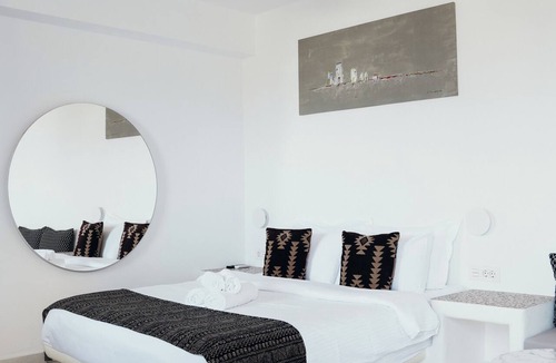 Fira Hotel | Lumera Suites Firostefani – Jacuzzi & Sea Views