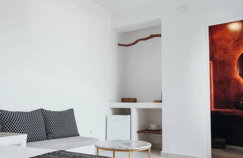 Fira Hotel | Lumera Suites Firostefani – Jacuzzi & Sea Views