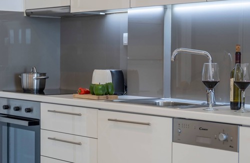 Kiveri Apartment | Luxuriöses Apartment mit einem Schlafzimmer direkt am Wasser, Meerblick by Interhome