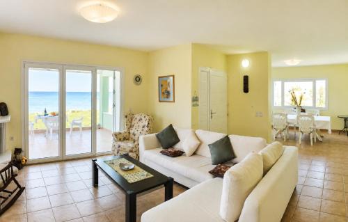 Aravissos Villa | Luxury Beachfront Villa Poseidon Artemisiou Παραθαλάσσια Βίλα στην βόρεια Εύβοια για φιλοξενία 9 ατόμων