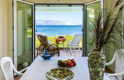 Aravissos Villa | Luxury Beachfront Villa Poseidon Artemisiou Παραθαλάσσια Βίλα στην βόρεια Εύβοια για φιλοξενία 9 ατόμων