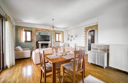 Velon Villa | Luxury Villa Evans 4BR Sleeps 8 Near Beach