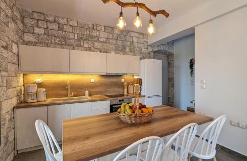 Leonidio Apartment | Mad Wall Apartment - Kyziridi House