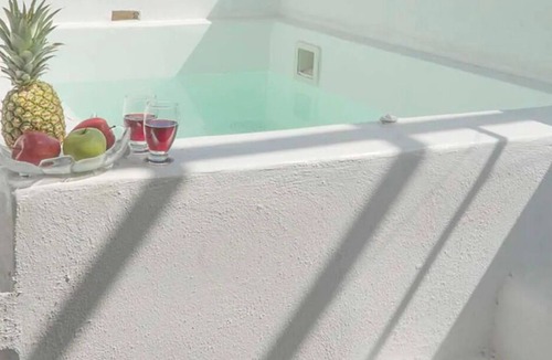 Perissa House | Maisonette house with jacuzzi Loukas & Emma