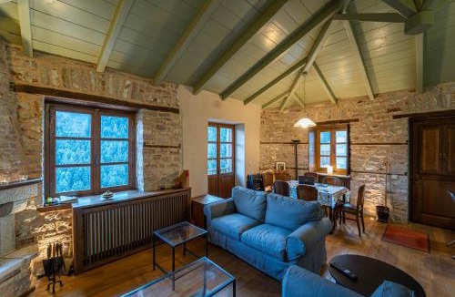 Karpenisi Apartment | Maisonette Korfes-Δύο Αυτόνομοι Όροφοι Πέτρινης Βίλας