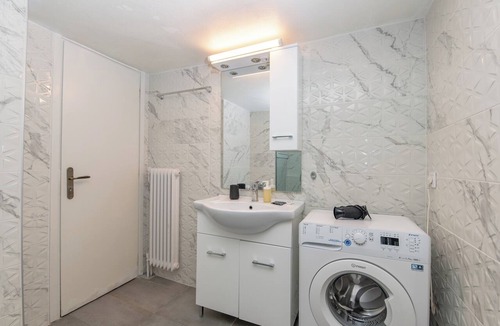 Piraeus Apartment | Marina Zeas Livemodern