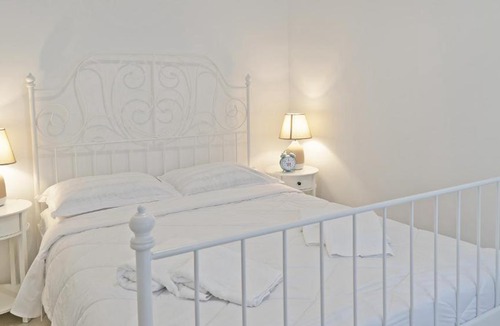 Keratsinion Apartment | Meraki - Traditional House with Private Green Yard