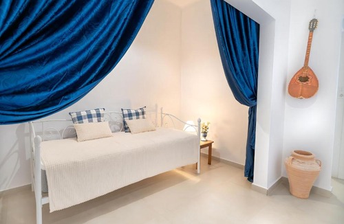 Keratsinion Apartment | Meraki - Traditional House with Private Green Yard