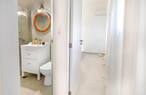 Keratsinion Apartment | Meraki - Traditional House with Private Green Yard
