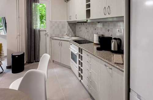 Neos Kosmos Apartment | Metro Chic Renovated Studio