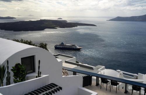 Firostefani Apartment | Mill Houses New Elegant Suites by Mr and Mrs White