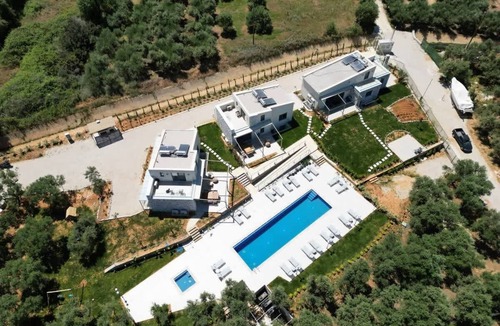Pyrgos Psilonerou Villa | Mitos Luxury Villas Gerani/Heated Pool*/Sleeps20
