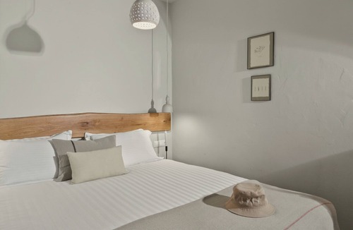 Firostefani Bed & Breakfast | Mnimes Guesthouses Santorini
