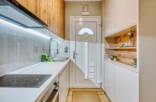 Chios Apartment | Modern City Studio w/Balcony – Columbus Apartment