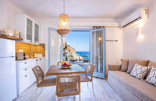 Aperio Apartment | Modern Sea-View Suite with Private Balcony – Yploui Suites Karpathos