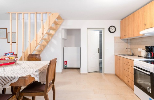 Voia House | Neratziona Garden House: Peaceful Retreat, 4-Min Walk to Beach