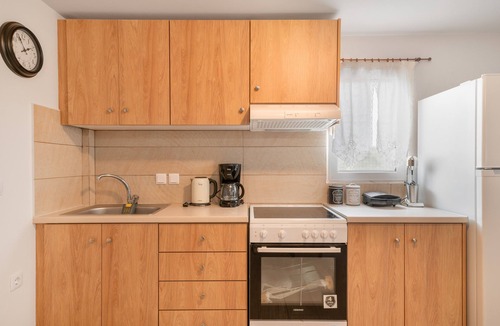 Voia House | Neratziona Garden House: Peaceful Retreat, 4-Min Walk to Beach
