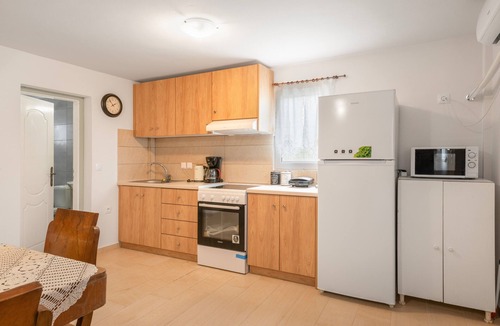 Voia House | Neratziona Garden House: Peaceful Retreat, 4-Min Walk to Beach