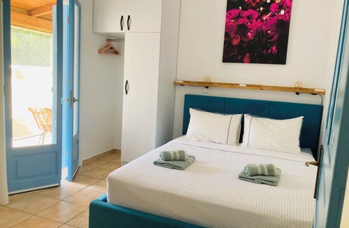 Ireon Bed & Breakfast | New! Romantic house with garden & outdoor shower– Bougainvillea Holiday Home