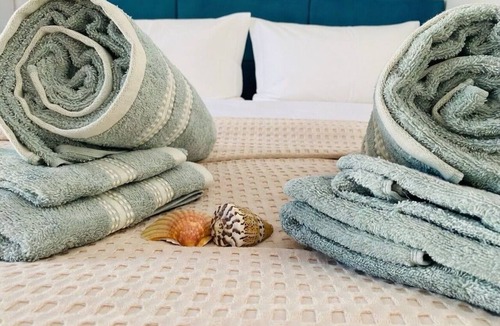 Ireon Bed & Breakfast | New! Romantic house with garden & outdoor shower– Bougainvillea Holiday Home