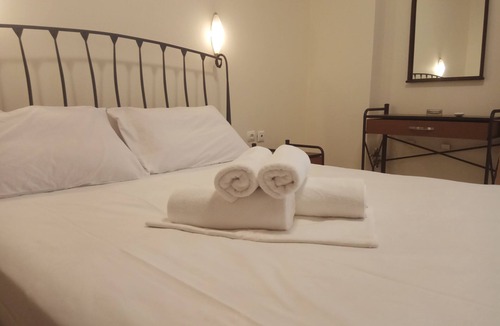 Moschato-Tavros Hotel | Omiros