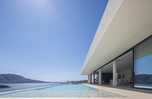 Akrotiri Villa | Omoi Villa- Where Time Dissolves In Blue by etouri