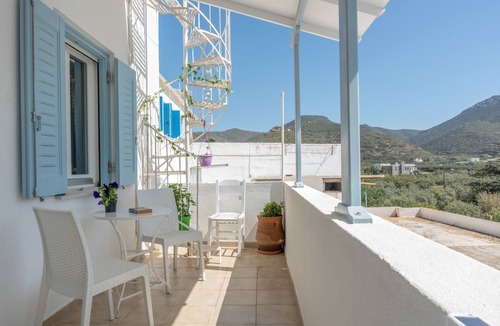 Katapola Apartment | One-Bedroom No 4 with Sea View, Wi-Fi and Air Conditioning