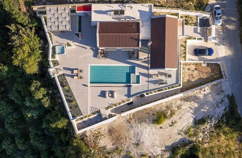 Champatha House | Oramia Infinity Villa with Private Heated Pool in Chania