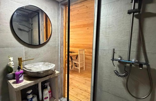 Cerenisht Ski Chalet | Osum Canyon Cabin