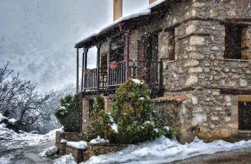 Synikia Mesi Trikalon House | Paliokastro Guesthouse