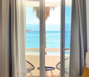 Kilada Apartment | Palm Suite Yellow