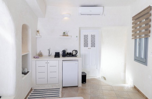 Oia Cottage | Panoramic Cave Suite with outdoor Hot Tub and Caldera View