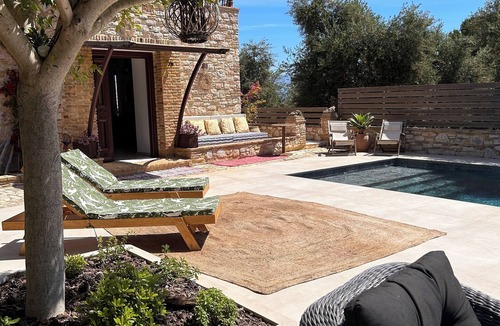 Komboi Villa | Parenthèse enchantée dans une villa chic et élégante face à la mer