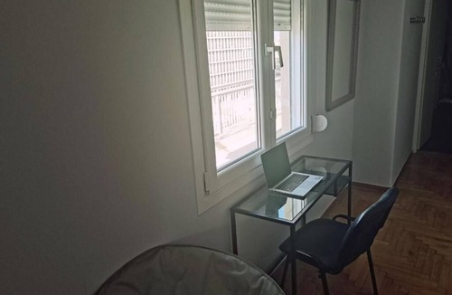 Ampelokipoi Apartment | Penthouse w superfast internet - 2 min from metro station!