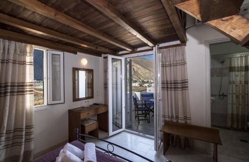 Perissa Hotel | Petra Nera