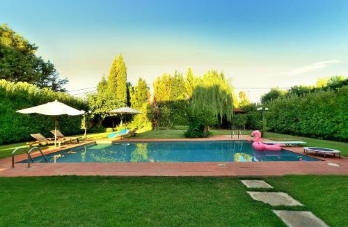 Oropos Apartment | Pool Villa Desmira